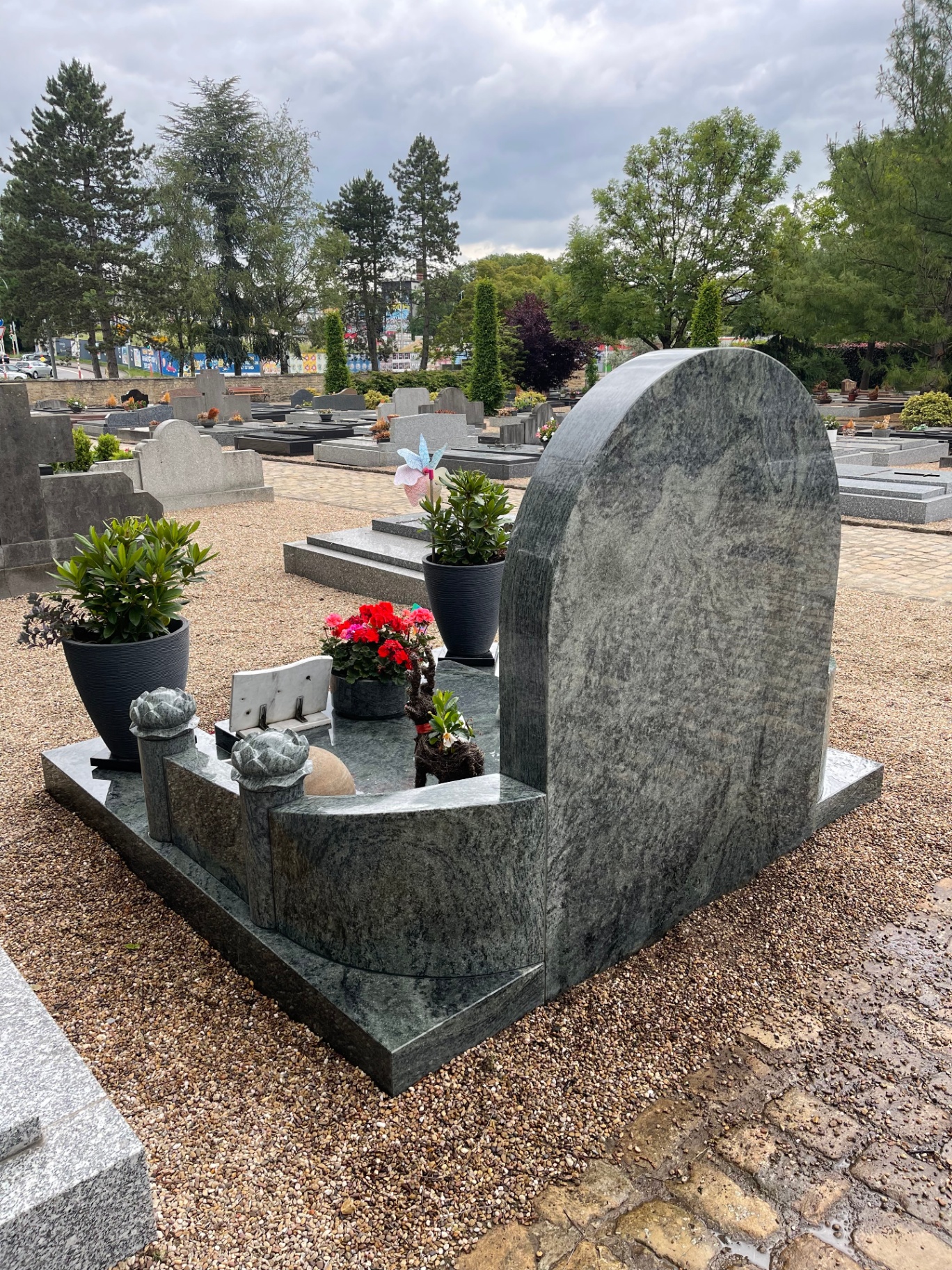 Stèle arche minérale
