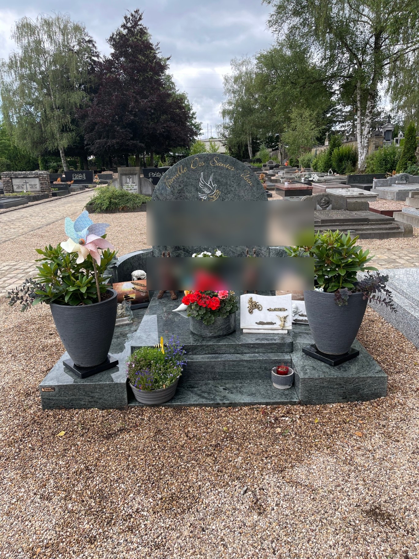Monument enfant vert d’eau