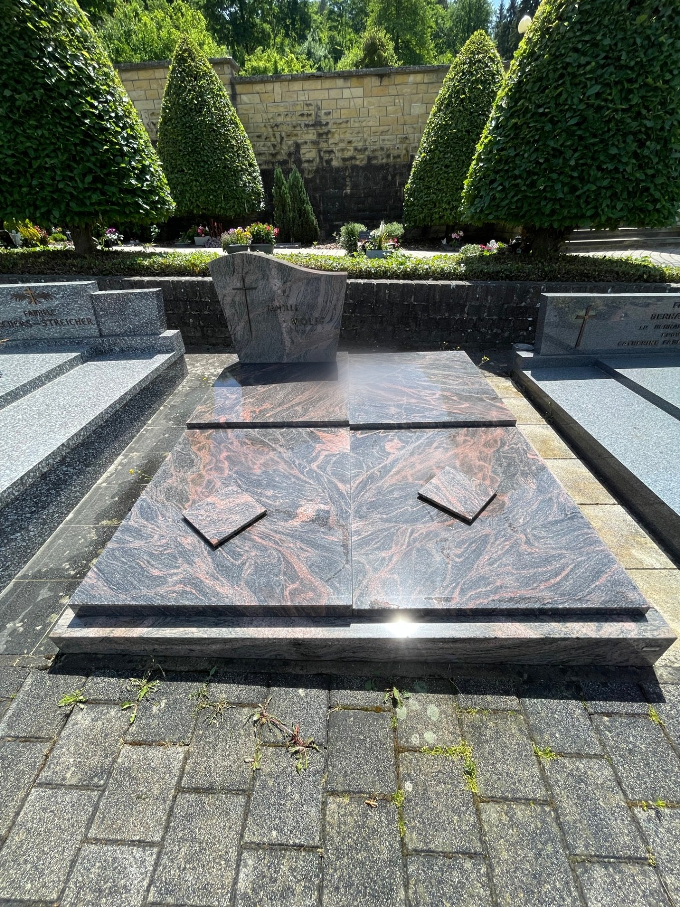 Monument bicolore aux veines minérales