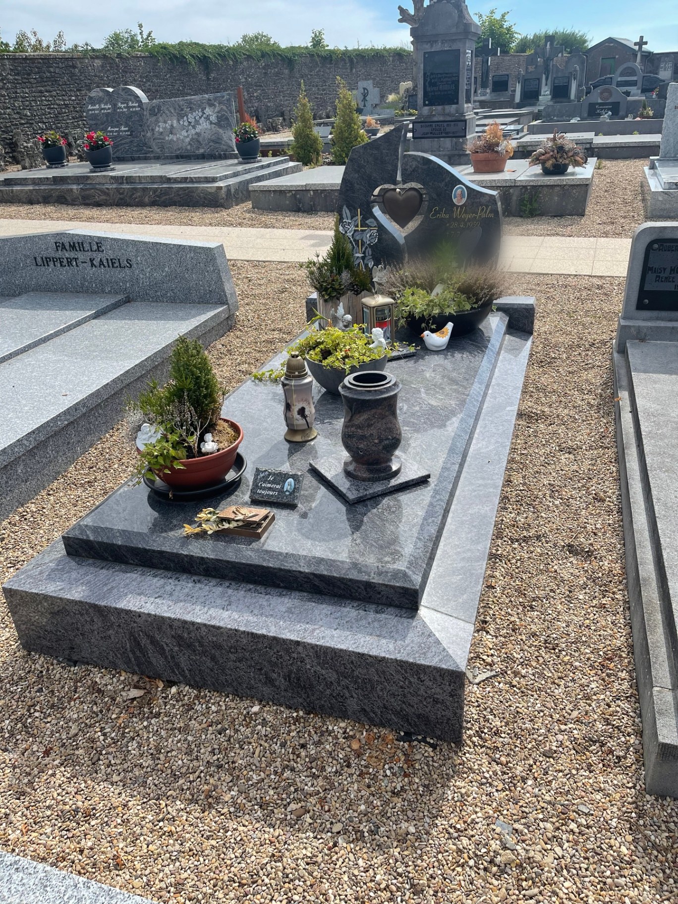 Monument cœur en granit sombre
