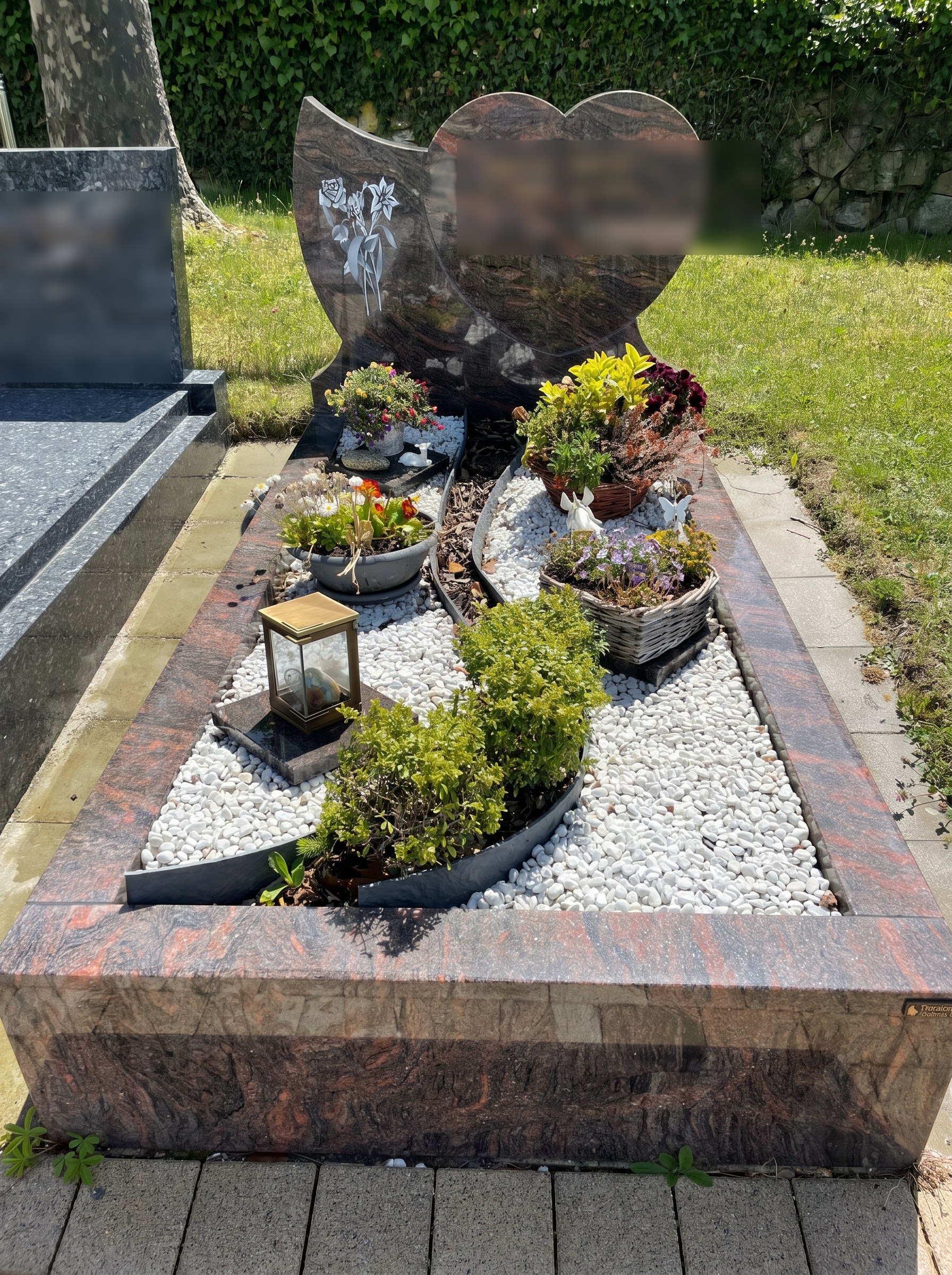 Monument cœur & gravure florale
